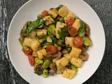 Gnocchi e Verduras Salteadas