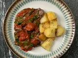 Scaloppine con rucula y tomate cherry salteado