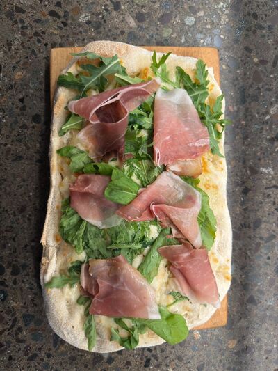 Pinsa Speck y Provola ahumada