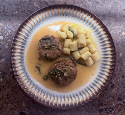 Albóndiga de filete con gnocchi 