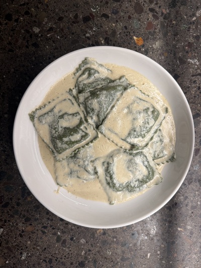 Ravioli de espinaca con salsa de nuez 