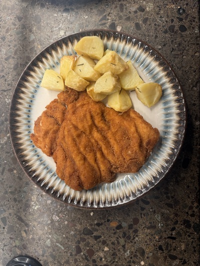 Milanesa de pollo con papas al horno 