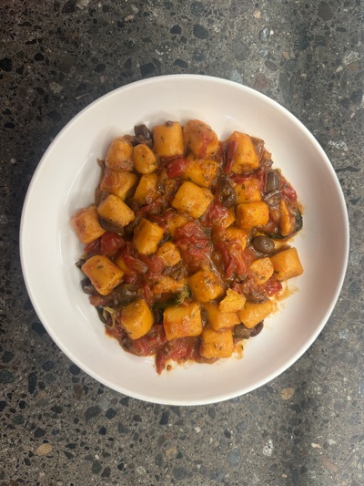 Gnocchi de papa y N’ duja  con olive taggiasche y pomodorini